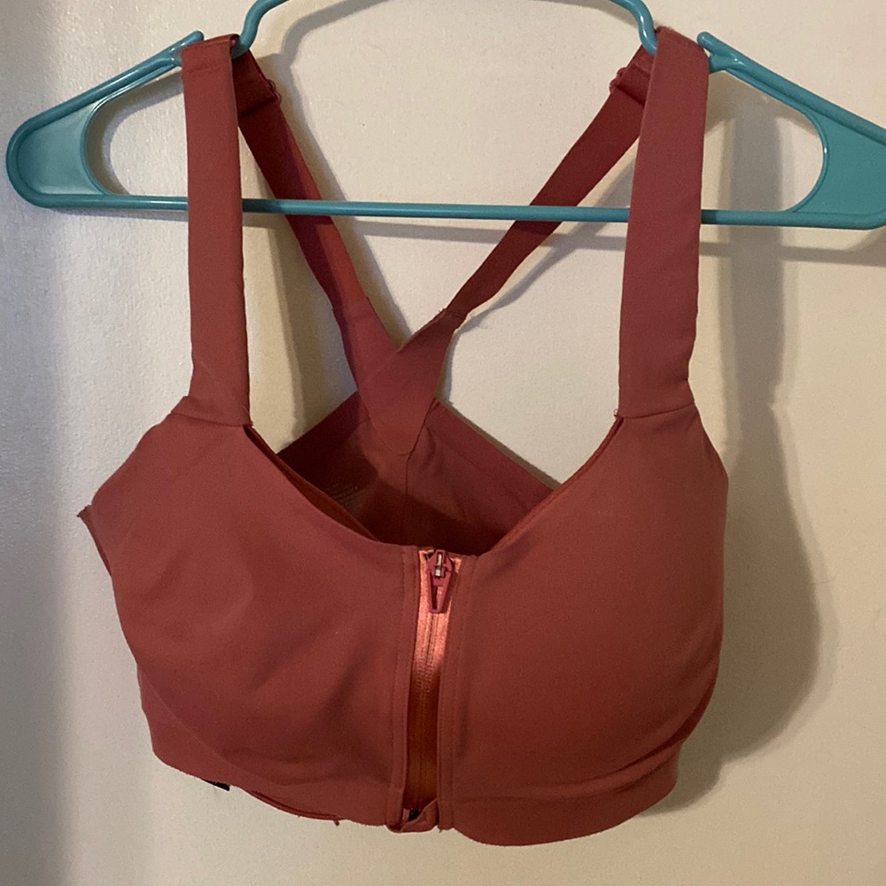 Pink Victoria’s Secret knockout bra. Used, great condition!